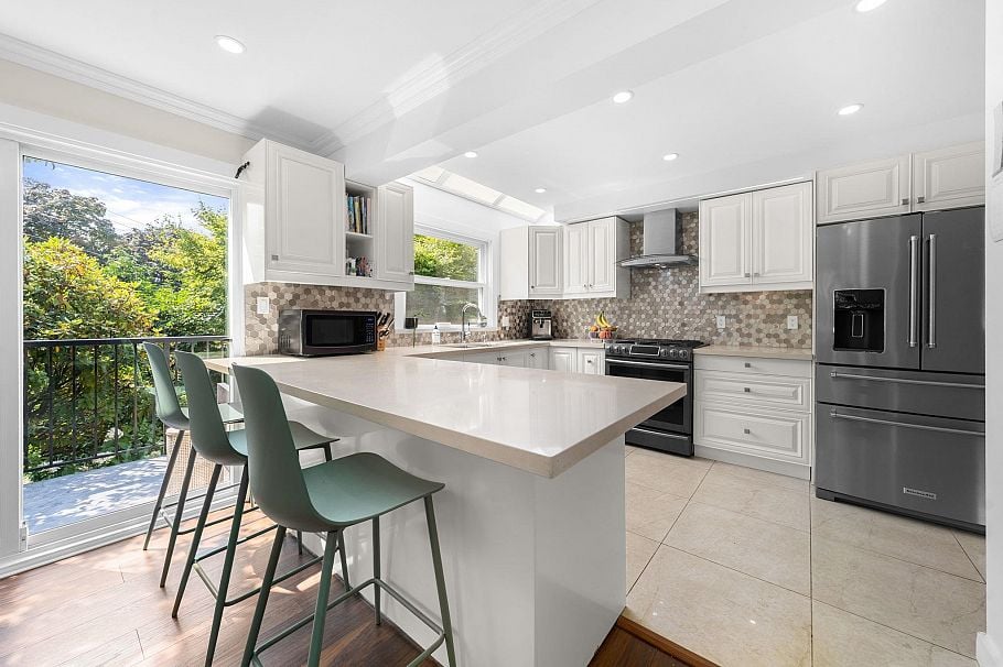 4 230 W 16th Street North Vancouver, BC - 5