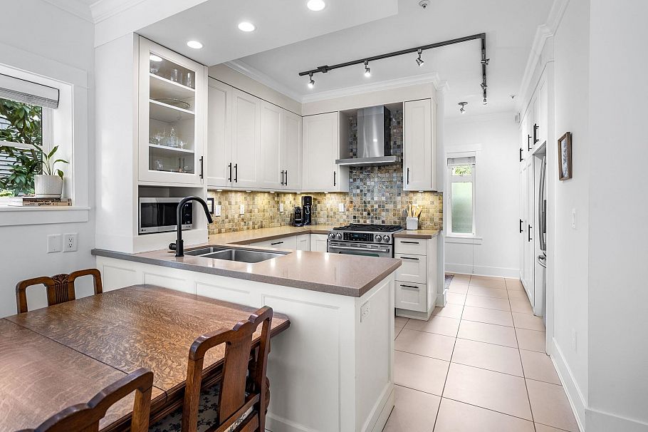 158 W 14th Avenue Vancouver, BC - 11