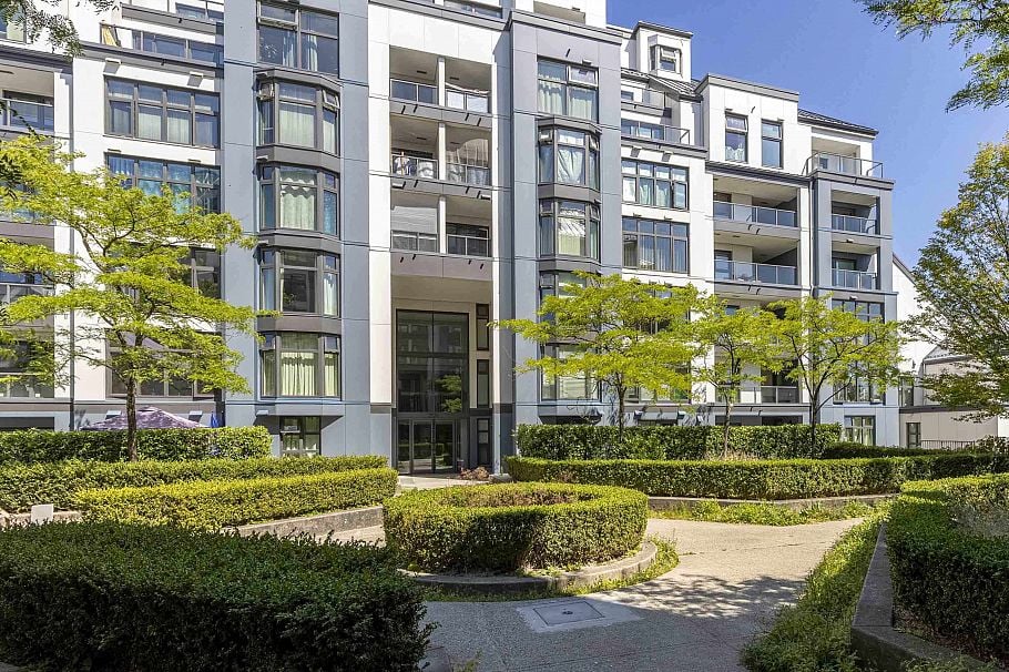 102 2528 E Broadway Vancouver, BC - 1