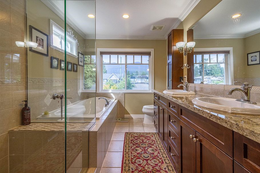 358 E 14th Street North Vancouver, BC - 17