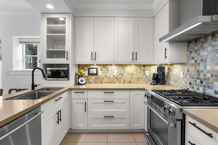 158 W 14th Avenue Vancouver, BC - 13