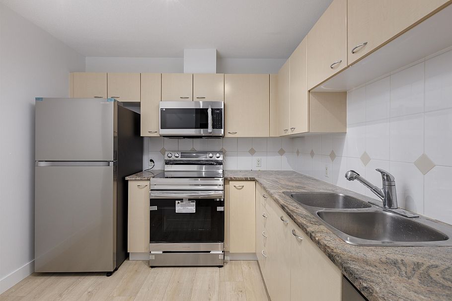 2905 1331 Alberni Street Vancouver, BC - 5