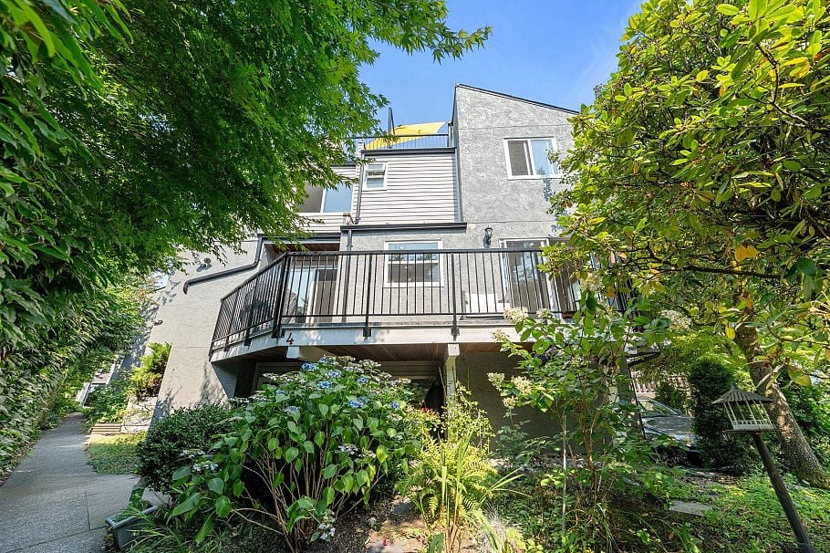 4 230 W 16th Street North Vancouver, BC - 2