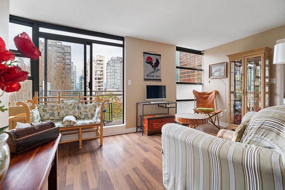306 1688 Robson Street Vancouver, BC - 4