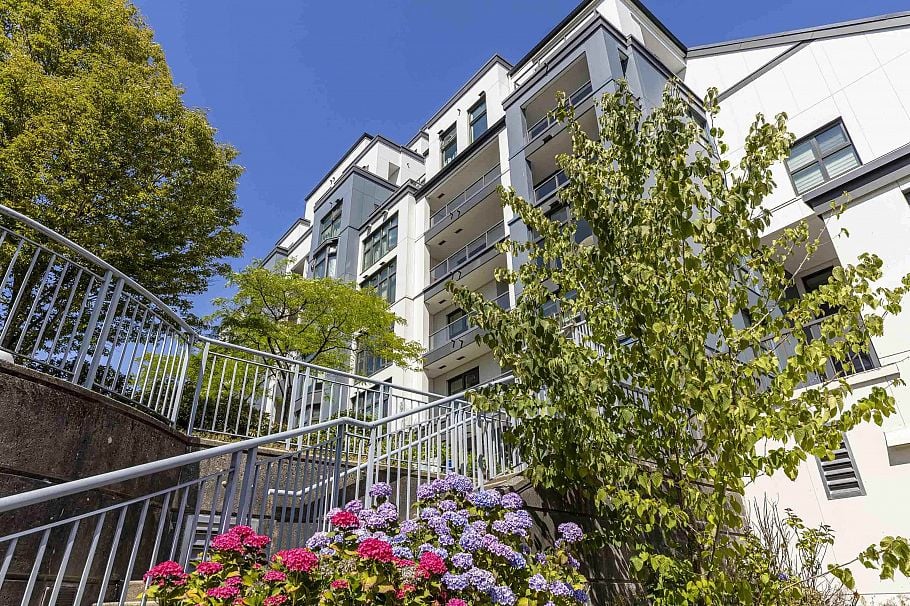102 2528 E Broadway Vancouver, BC - 2