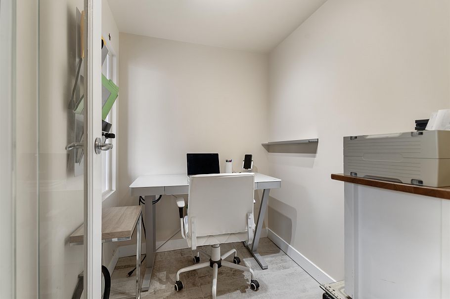 306 1688 Robson Street Vancouver, BC - 9