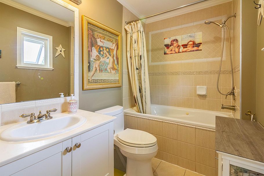 358 E 14th Street North Vancouver, BC - 25