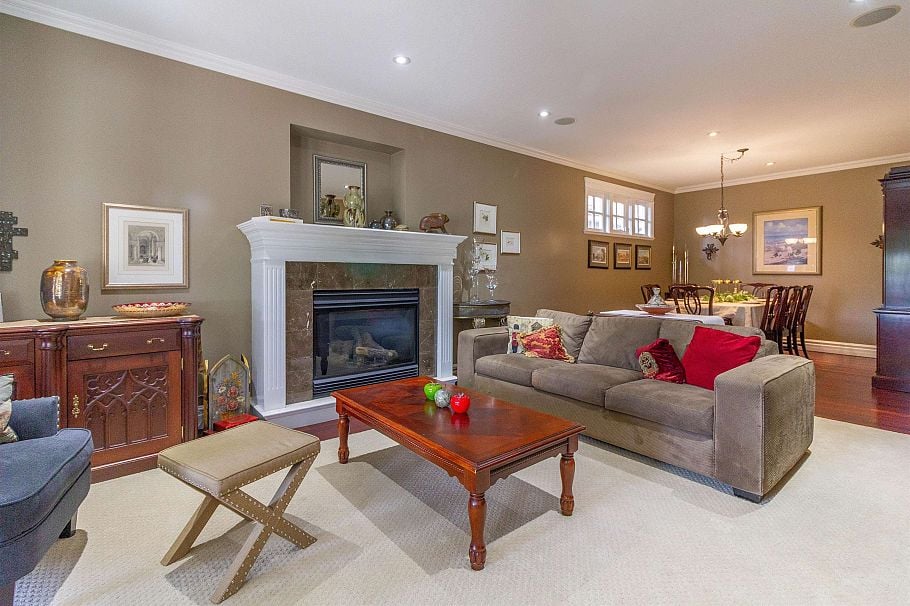 358 E 14th Street North Vancouver, BC - 3