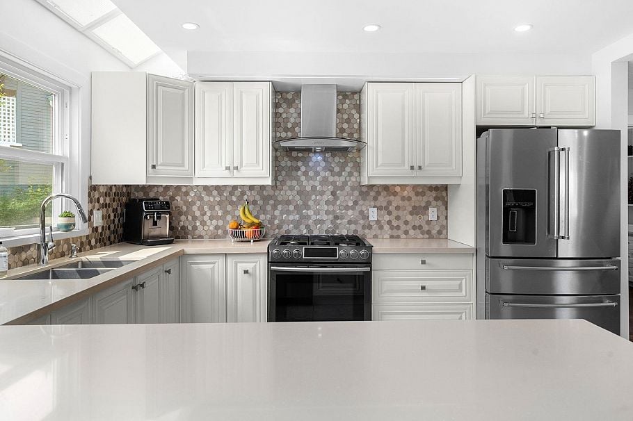 4 230 W 16th Street North Vancouver, BC - 4