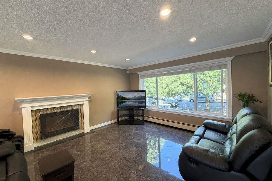 5885 Lincoln Street Vancouver, BC - 2