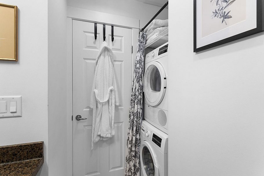 158 W 14th Avenue Vancouver, BC - 25