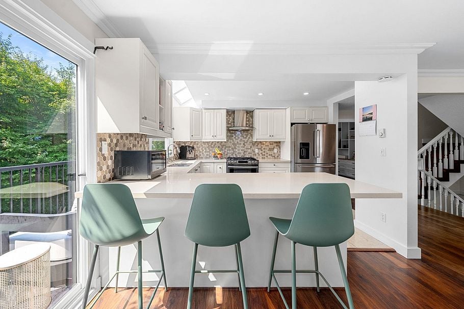 4 230 W 16th Street North Vancouver, BC - 1