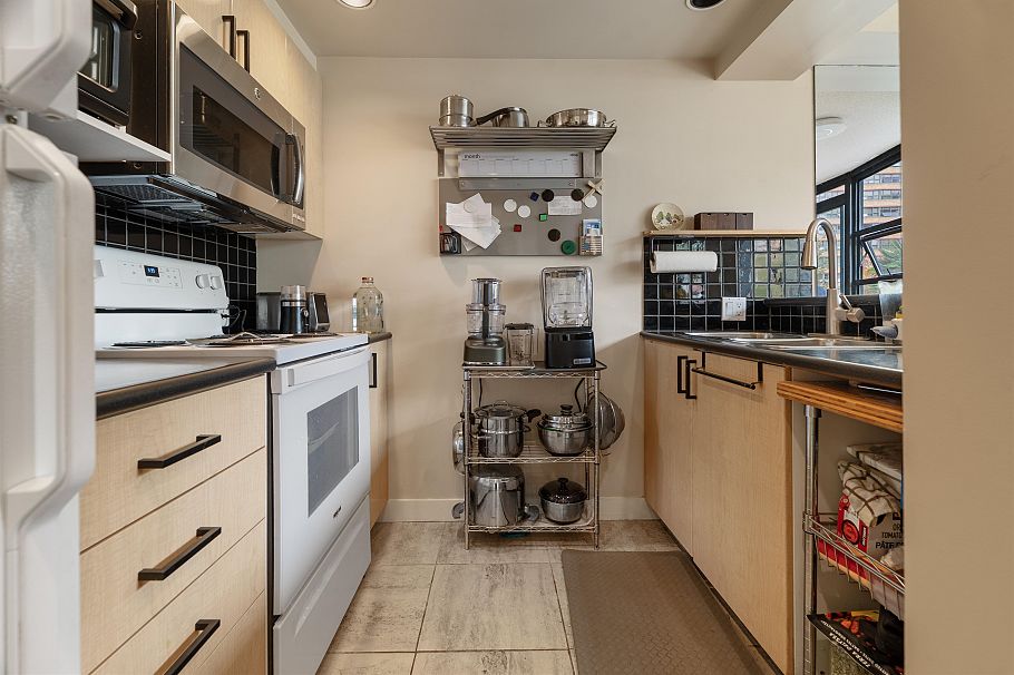 306 1688 Robson Street Vancouver, BC - 11