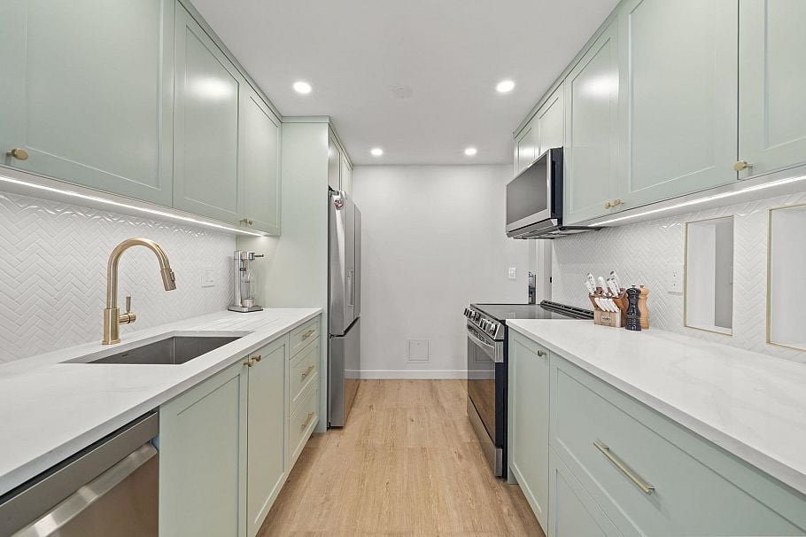 206 327 W 2nd Street North Vancouver, BC - 1
