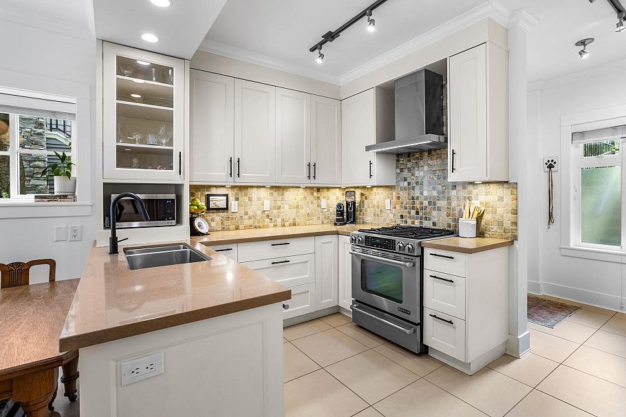 158 W 14th Avenue Vancouver, BC - 12
