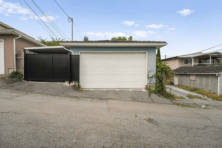 3054 E 5th Avenue Avenue Vancouver, BC - 30