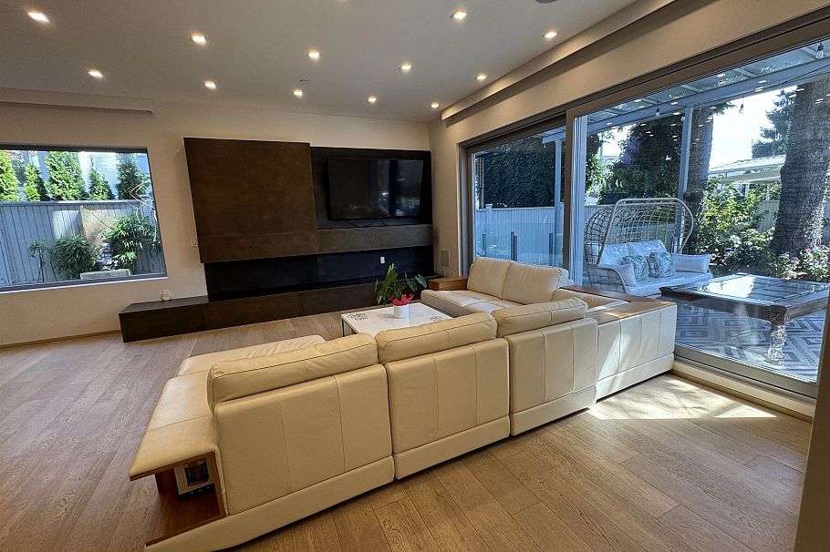 1076 Park Drive Vancouver, BC - 2