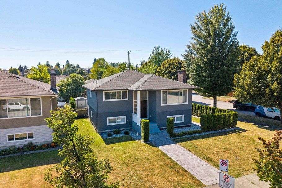 3006 E Georgia Street Vancouver, BC - 2
