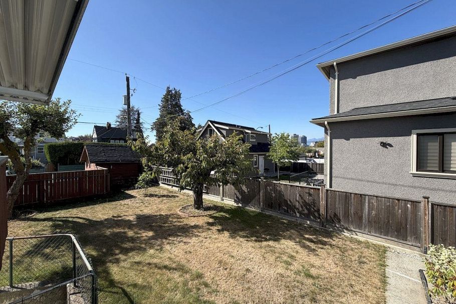 5885 Lincoln Street Vancouver, BC - 10
