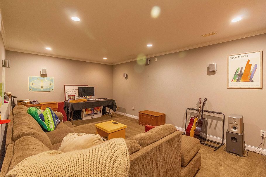 358 E 14th Street North Vancouver, BC - 29