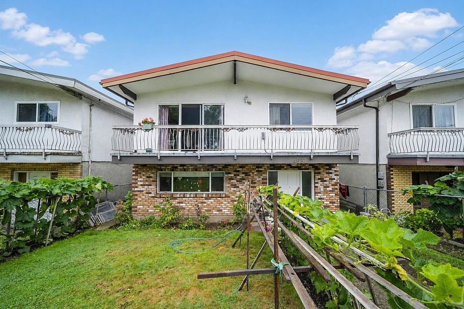 4657 Slocan Street Vancouver, BC - 1