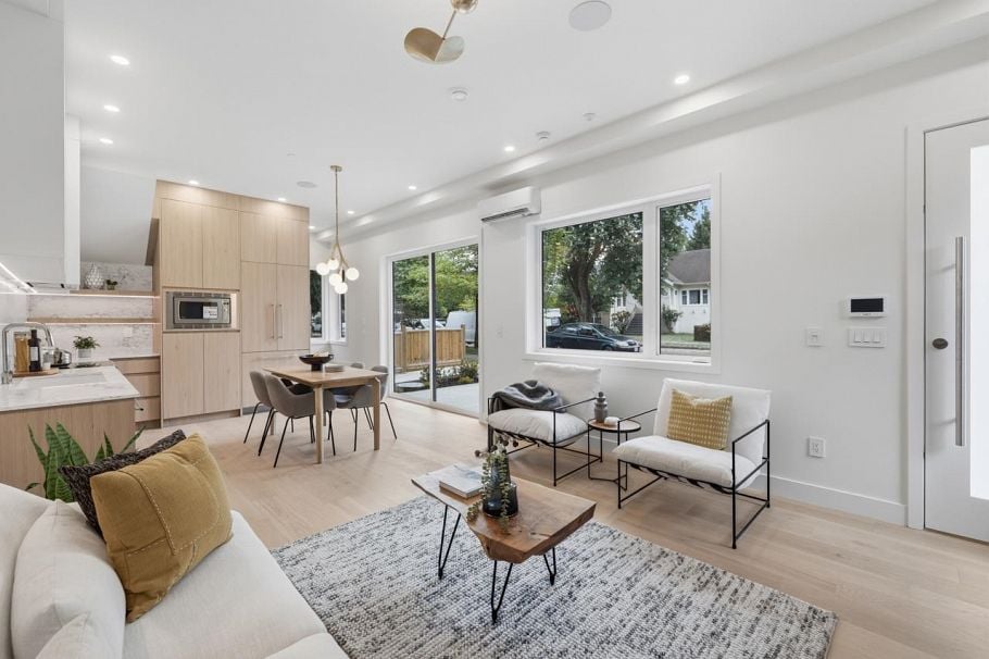1 2511 Kitchener Street Vancouver, BC - 4