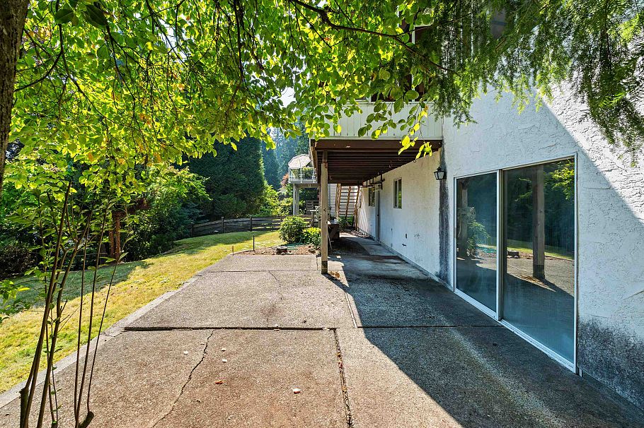 525 E Braemar Road North Vancouver, BC - 26