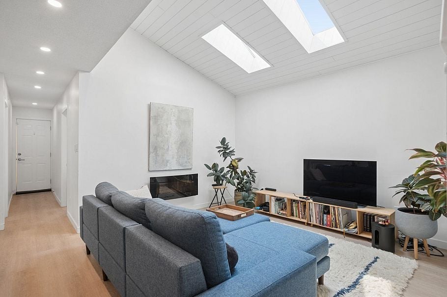 2890 W 8th Avenue Vancouver, BC - 2