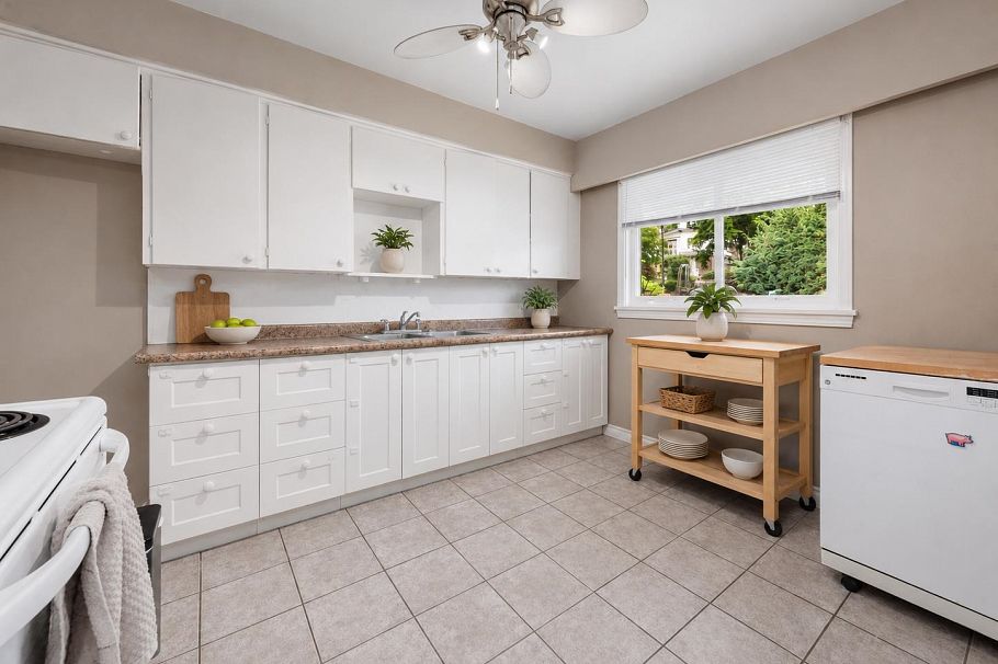 4561 Nanaimo Street Vancouver, BC - 5