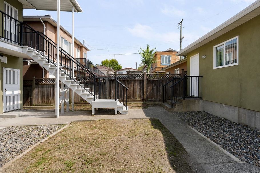 2170 E 28th Avenue Vancouver, BC - 35