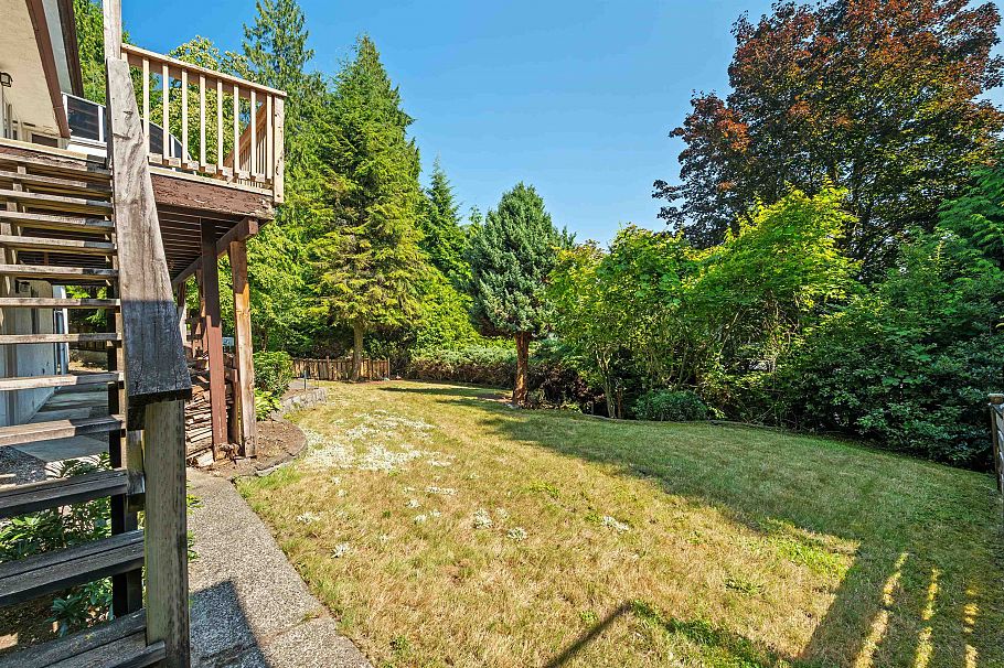 525 E Braemar Road North Vancouver, BC - 27