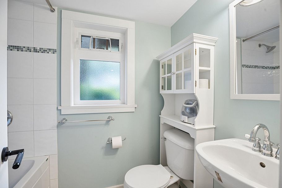 3426 W 11th Avenue Vancouver, BC - 26