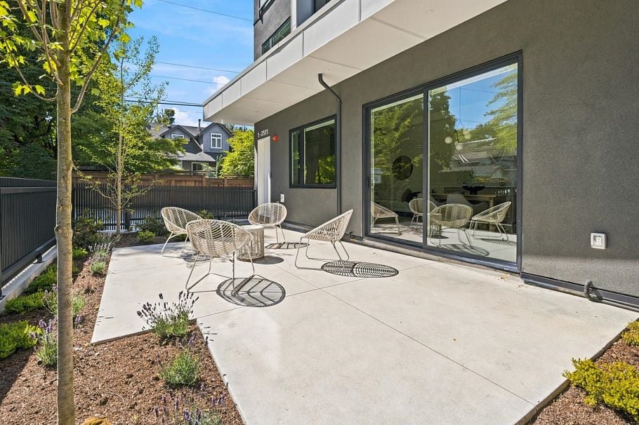 1 2511 Kitchener Street Vancouver, BC - 2