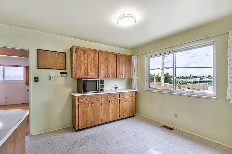 3053 E 16th Avenue Vancouver, BC - 9