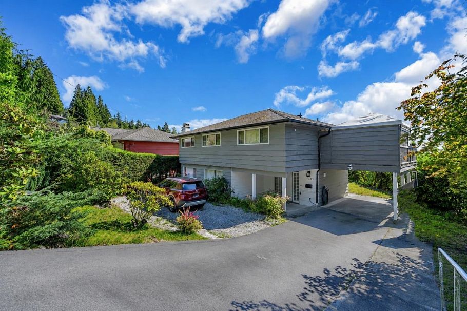 403 Newdale Court North Vancouver, BC - 2