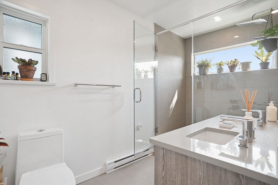 2890 W 8th Avenue Vancouver, BC - 9