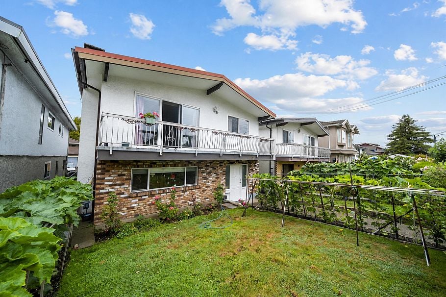 4657 Slocan Street Vancouver, BC - 2