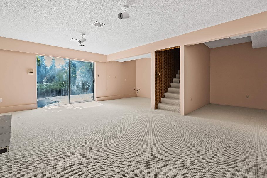 525 E Braemar Road North Vancouver, BC - 23