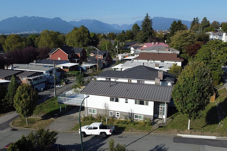 4695 Nanaimo Street Vancouver, BC - 4