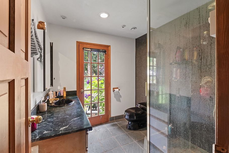 886 E 29th Street North Vancouver, BC - 14