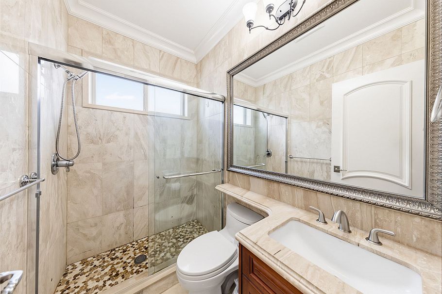 172 W 46th Avenue Vancouver, BC - 5