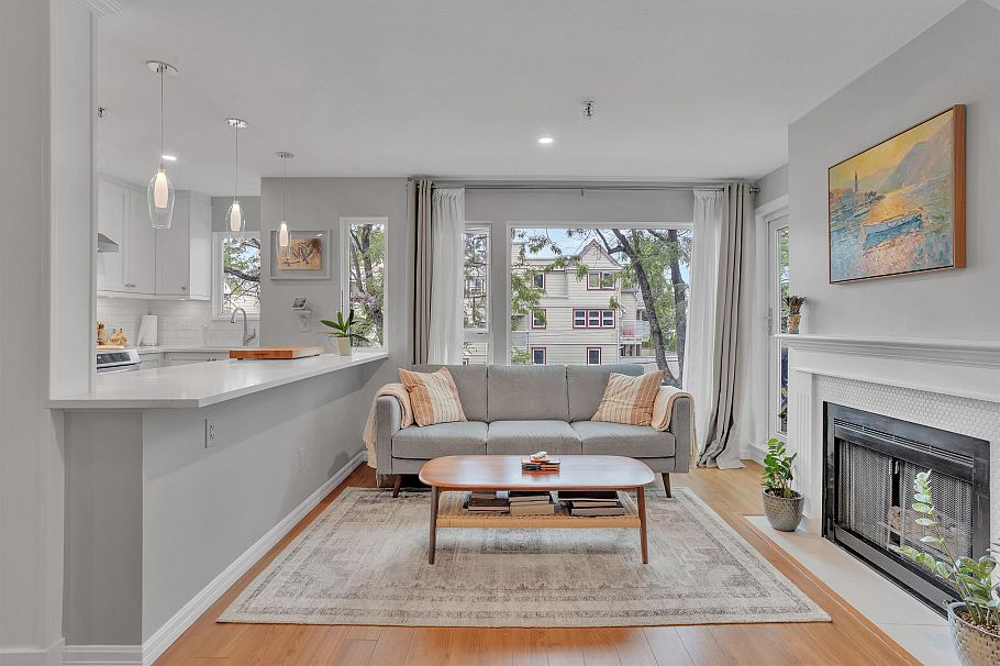 315 2020 W 8th Avenue Vancouver, BC - 1
