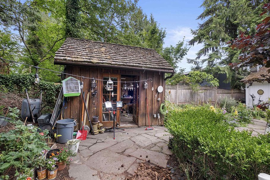 886 E 29th Street North Vancouver, BC - 22