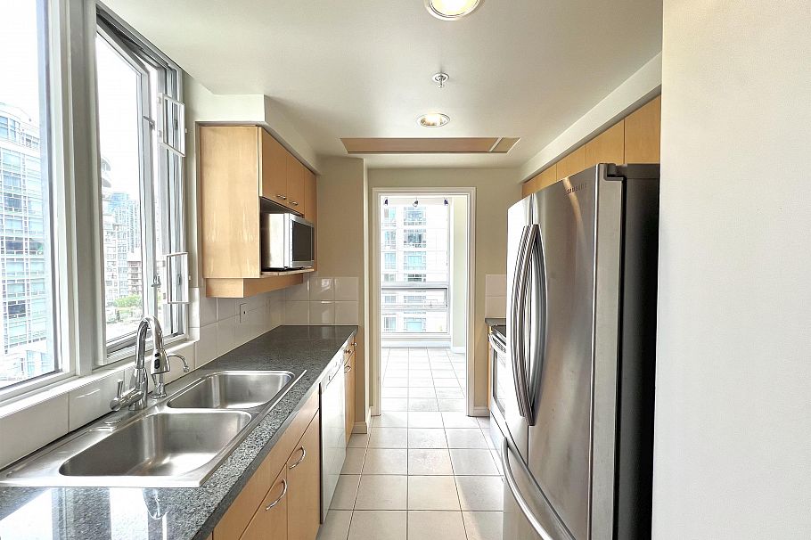 1002 1201 Marinaside Crescent Vancouver, BC - 16