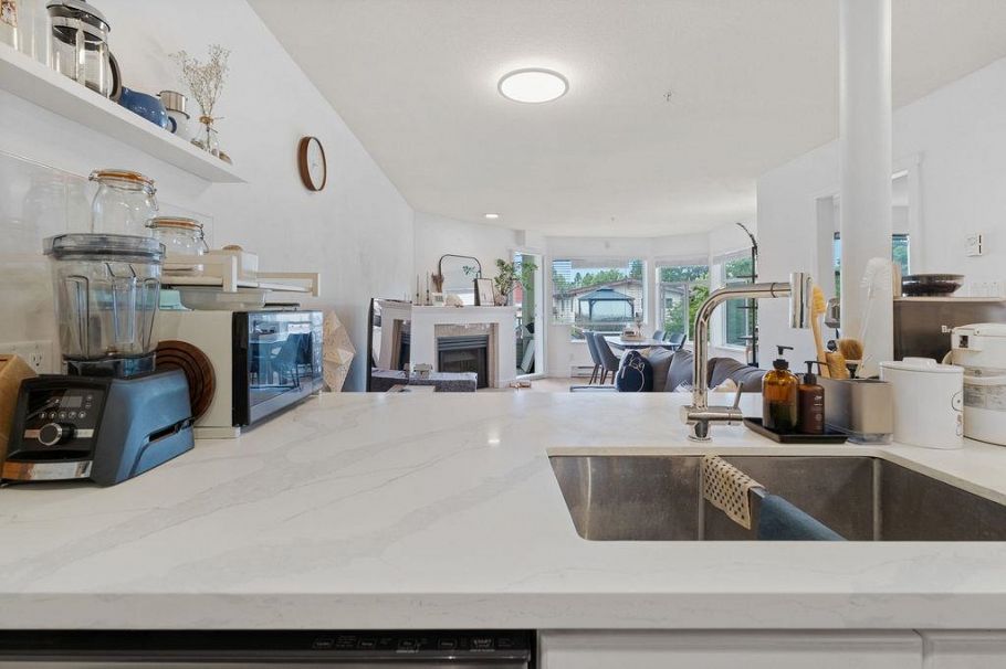 211 3628 Rae Avenue Vancouver, BC - 5