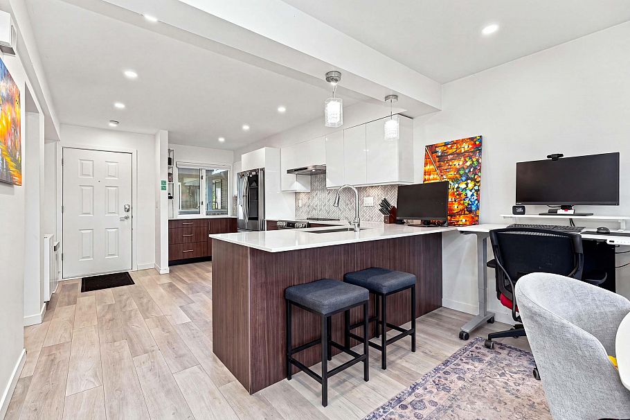 203 1513 Bowser Avenue North Vancouver, BC - 2