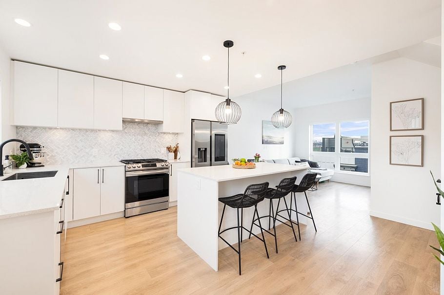 444 545 E 2nd Street North Vancouver, BC - 2