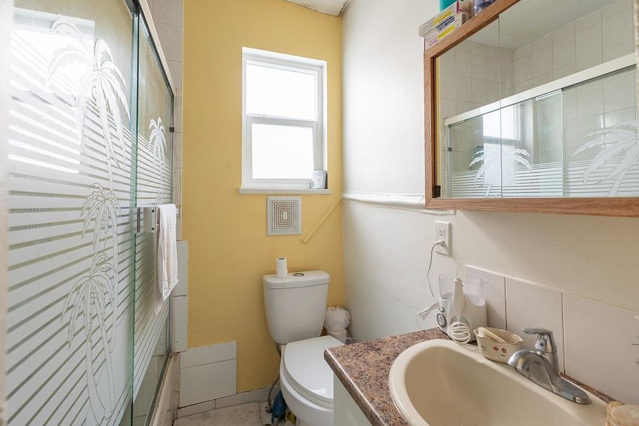 380 E 58th Avenue Vancouver, BC - 9