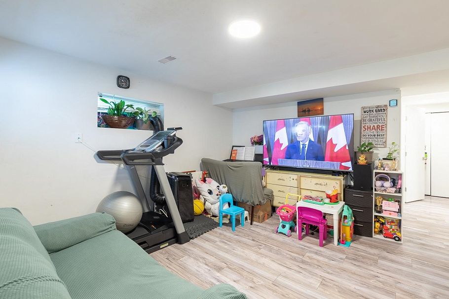 380 E 58th Avenue Vancouver, BC - 20