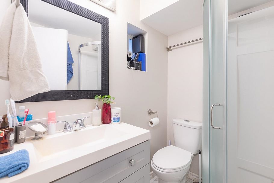 380 E 58th Avenue Vancouver, BC - 25